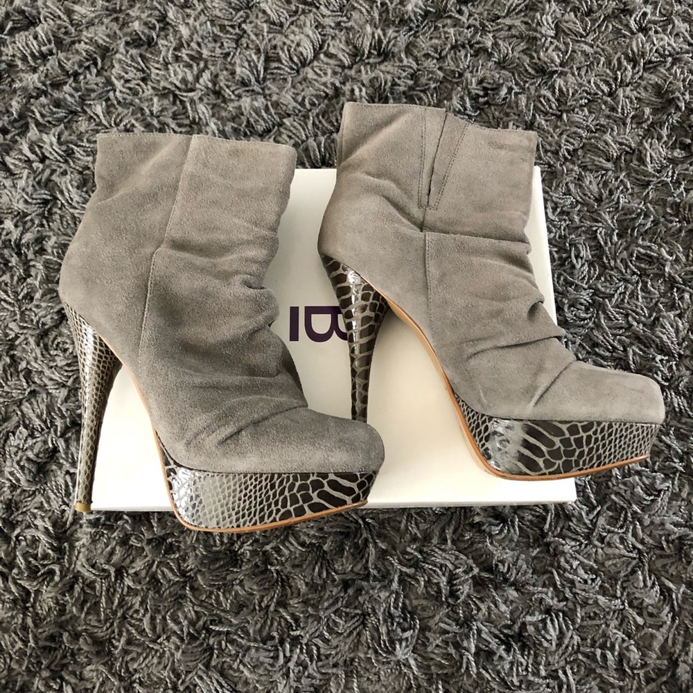Bakers - Gray suede snakeskin platform booties!